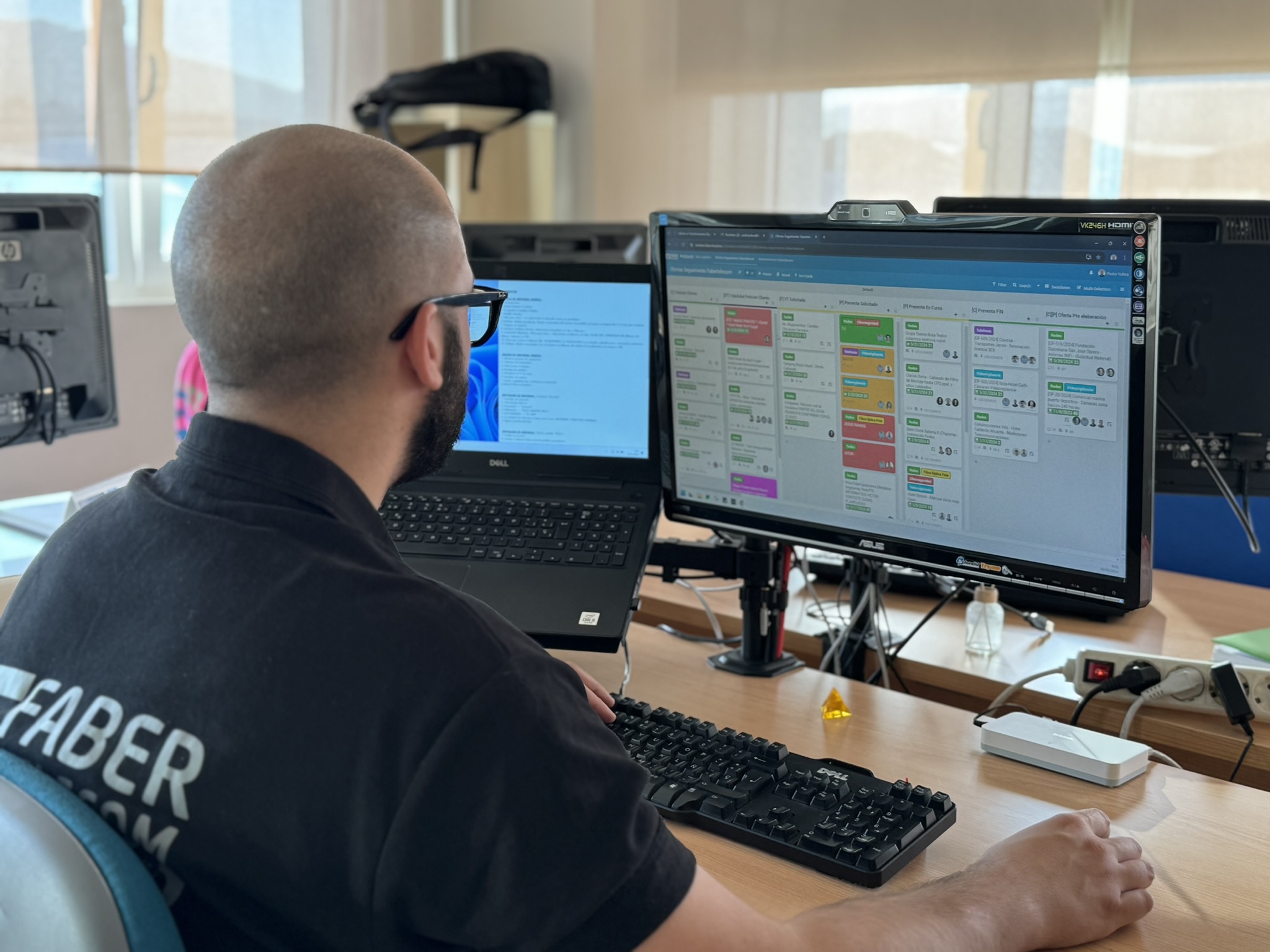Compañero Faber Trabajando Ingeniería de Redes, consultoría e ingeniería